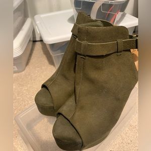 Women Shoes. Olive Green. Size 9